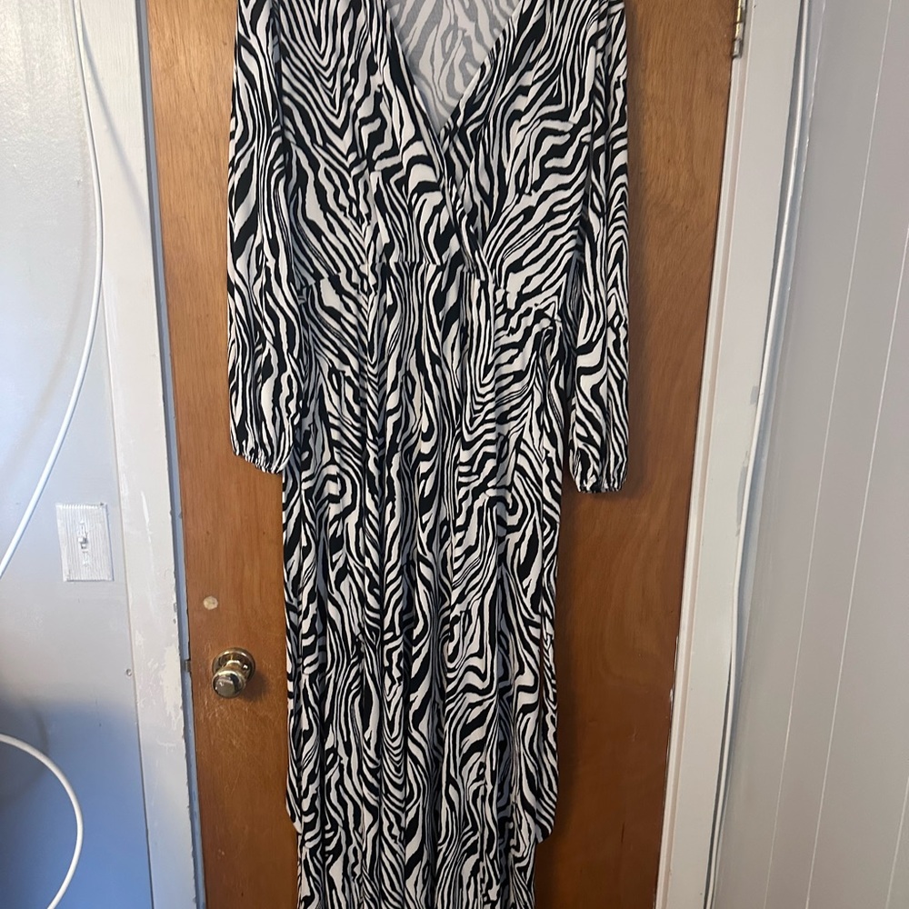 Black and white Maxi dress.     Size 2X,  boutique purchased,  never worn.